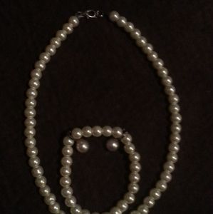 Pearl Jewelry - Pearl necklace bracelet and earrings Pearl Jewelry - Pearl necklace bracelet and earrings